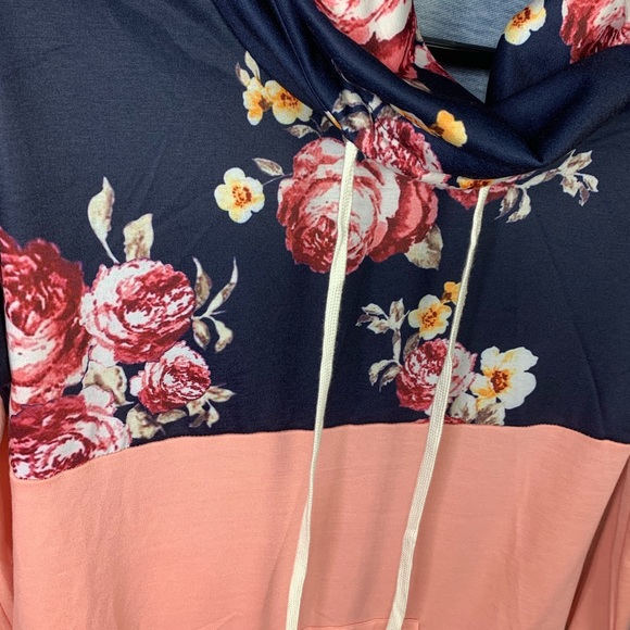 ✨LAST ONE!✨ Mock neck floral pullover - Picture 5 of 6